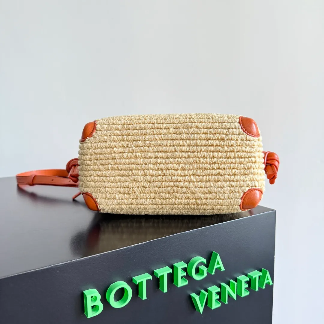 Batch 1560 BOTTEGA VENETA2025summer new burnt orange raffia loop👋🏻This small loop directly grows on my aesthetic point💥! The oversized buckles on both sides are amazing. The bag can be folded and used as a handle. You can easily switch between shoulder, crossbody and handbag, unlocking N ways to carry it✨! Iconic knot decoration, instantly recognizable as high-end! It is made of a super special raffia blended material, and the texture is ridiculously exquisite! Small-batch dyeing makes each bag unique in color. Carry it on the street in summer and slay the whole crowd! ! Traveling with the new color matching of BV Loop👜 is just like a vacation! Weaved with raffia, it is full of natural texture and summer style; paired with orange leather parts, the color contrast is sharp and fashionable. The overall style is casual yet sophisticated, suitable for matching with holiday or casual clothing, and can add highlights to your outfit. ✨The summer limited edition raffia is paired with bright orange, full of vitality! Wear it on your back and go on vacation together⛱️🍹 Style number: 19*12*9cm